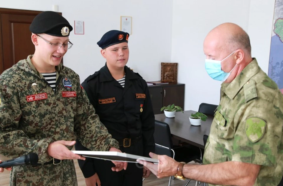 Михаил и Владимир получают награду из рук Ясинского. Фото: пресс-служба Росгвардии по Челябинской области.