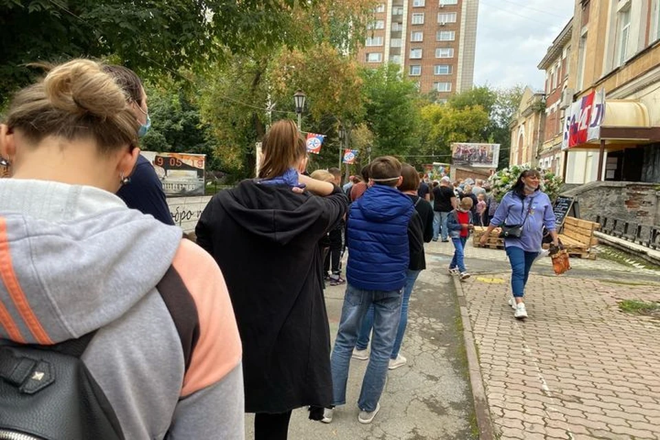 Сибирячка пожаловалась в соцсетях на огромные очереди перед магазинами со школьной формой. Фото: предоставлено героем материала