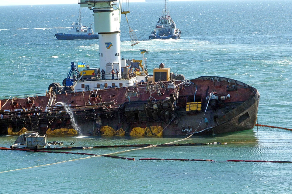 С судна «Делфи», перевернувшегося на бок в ноябре 2019 года напротив городского пляжа, постоянно выливались нефтепродукты