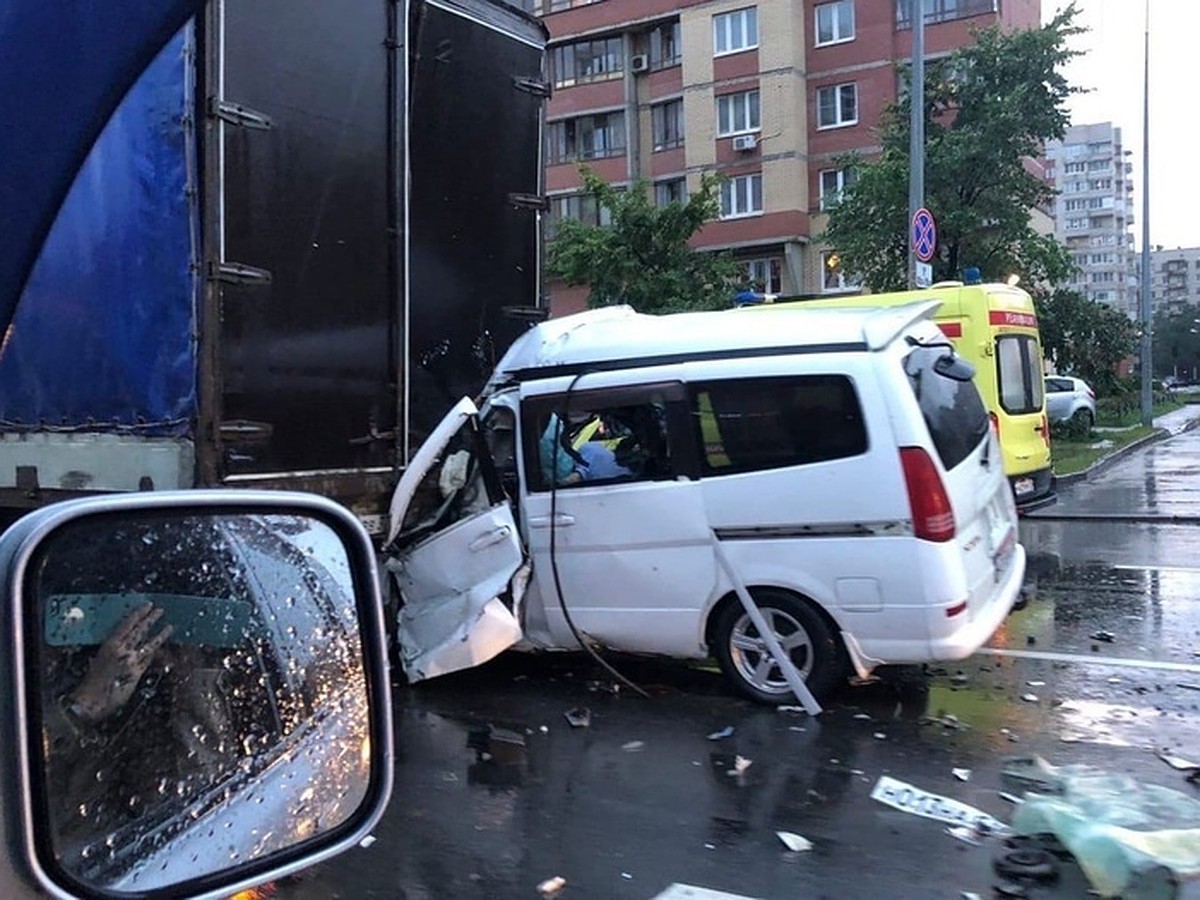 В смертельном ДТП на Дунайском проспекте погибли бывший полицейский и  капитан 1 ранга запаса - KP.RU