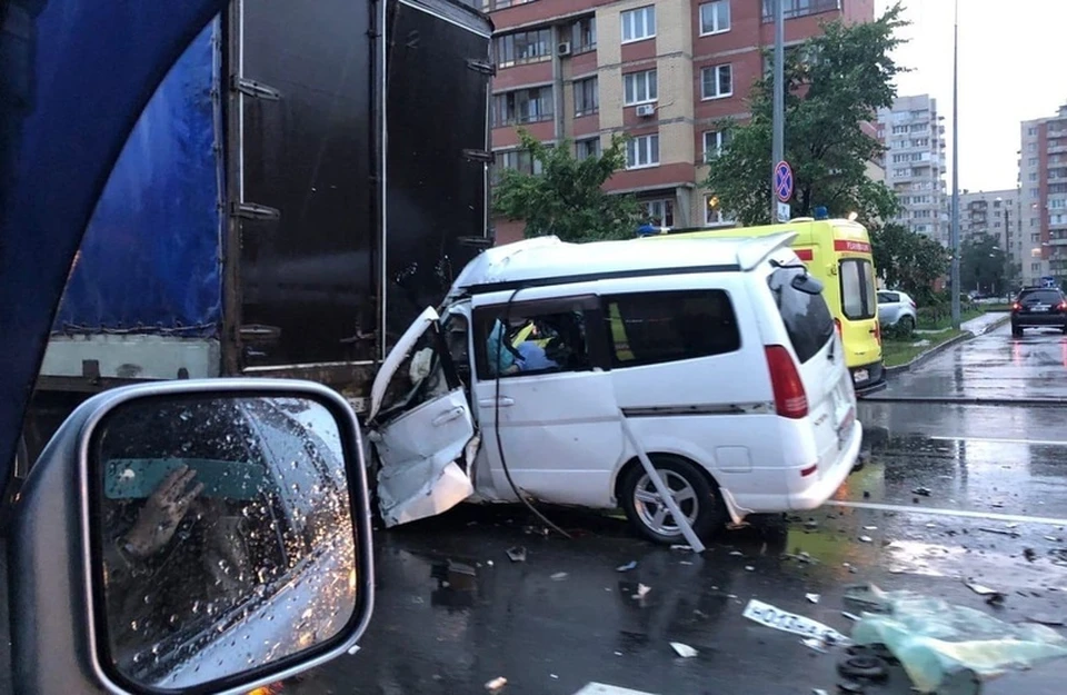 Водитель и пассажир минивэна скончались на месте