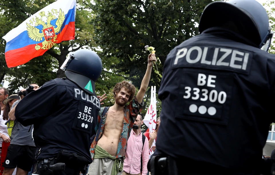 У посольства России в Берлине произошли столкновения полиции и противников карантинных мер