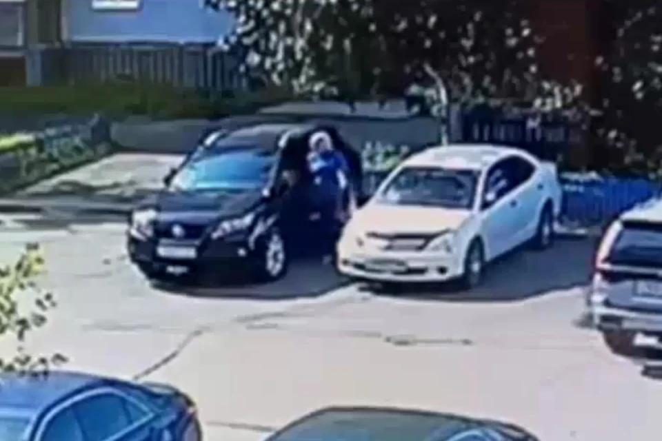 Занял парковку - получи ключами по капоту: пенсионерка портила машины, чтобы освободить место для своего внедорожника