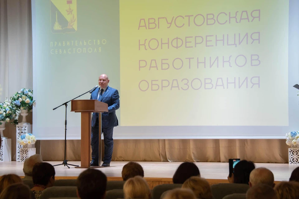 Михаил Развожаев поздравил педагогов Севастополя с наступающим учебным годом