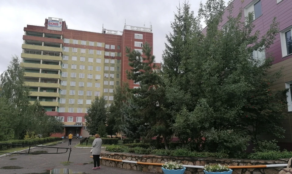 Инцидент произошел во дворе больнице, куда незадачливого грабителя привезли с травмой головы.