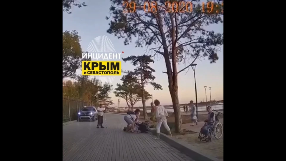 На набережной Сак при попытке заехать на бордюр упала и разбила голову колясочница. Фото: Инцидент Крым|Симферополь|Севастополь ДТП / ВКонтакте