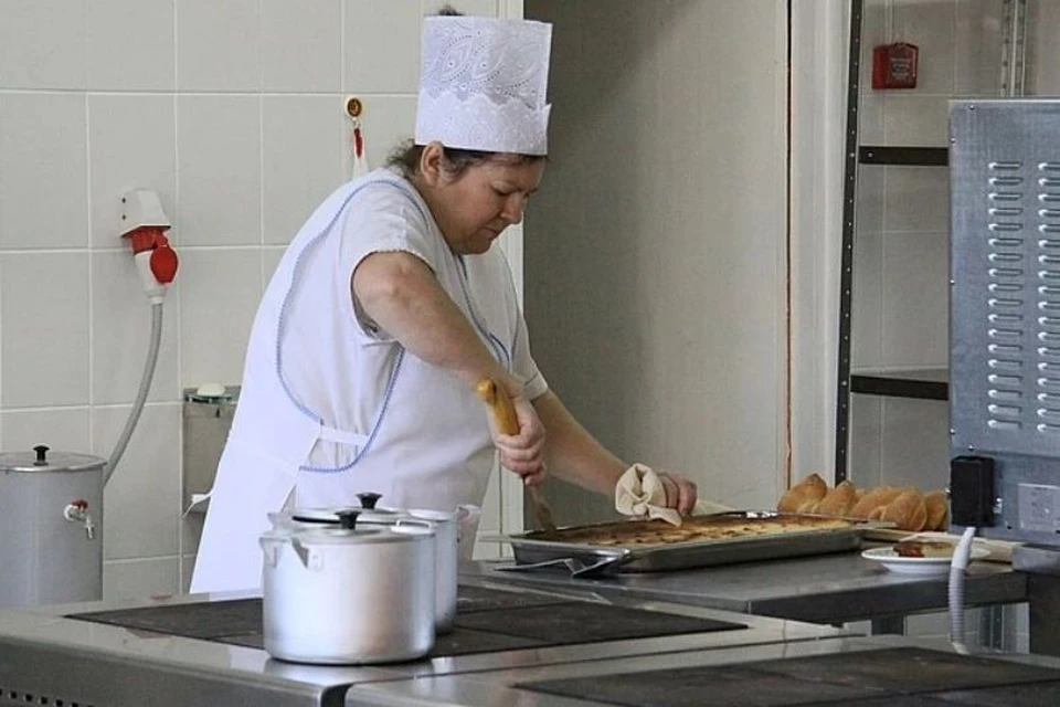В столовой.