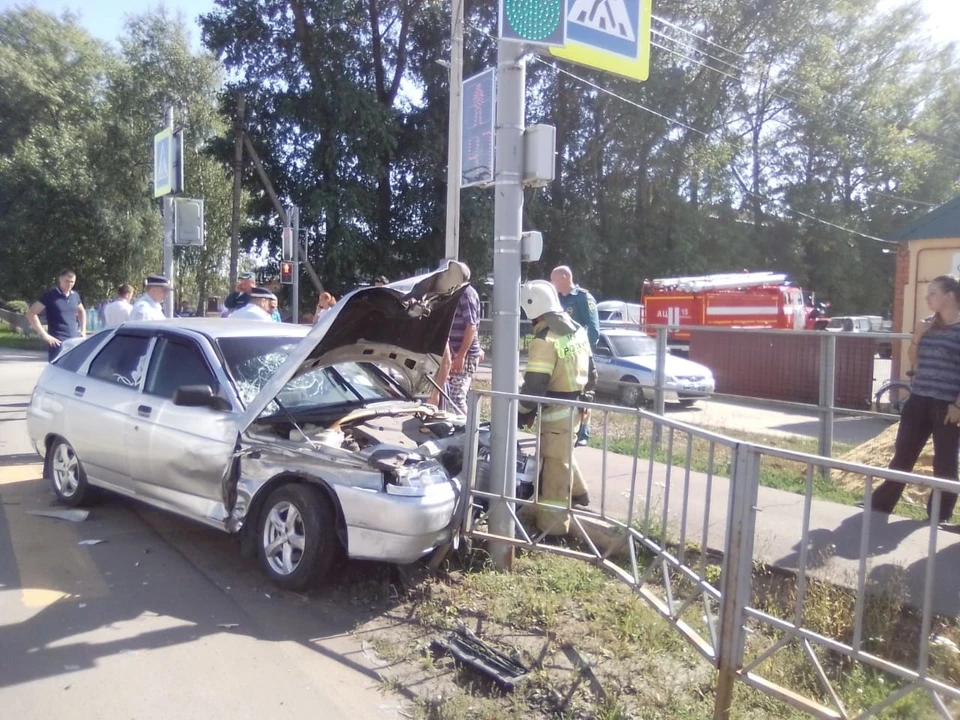 В райцентре Орловской области «Лада» влетела в дорожный столб. Фото: пресс-служба регионального ГУ МЧС