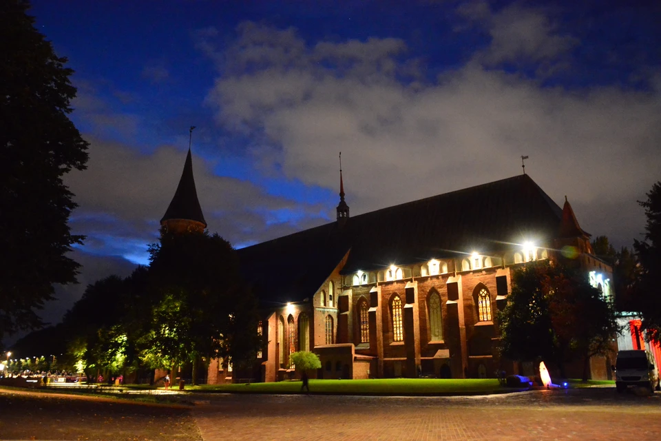 Кафедральный собор шикарно смотрится с наступлением темноты, а скоро получит и навороченную подсветку.
