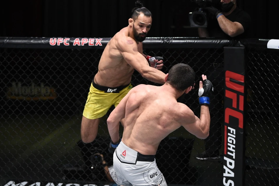 Зелим Имадаев проиграл свой бой, унизительно избитый пощечинами и задушенный. Фото: UFC