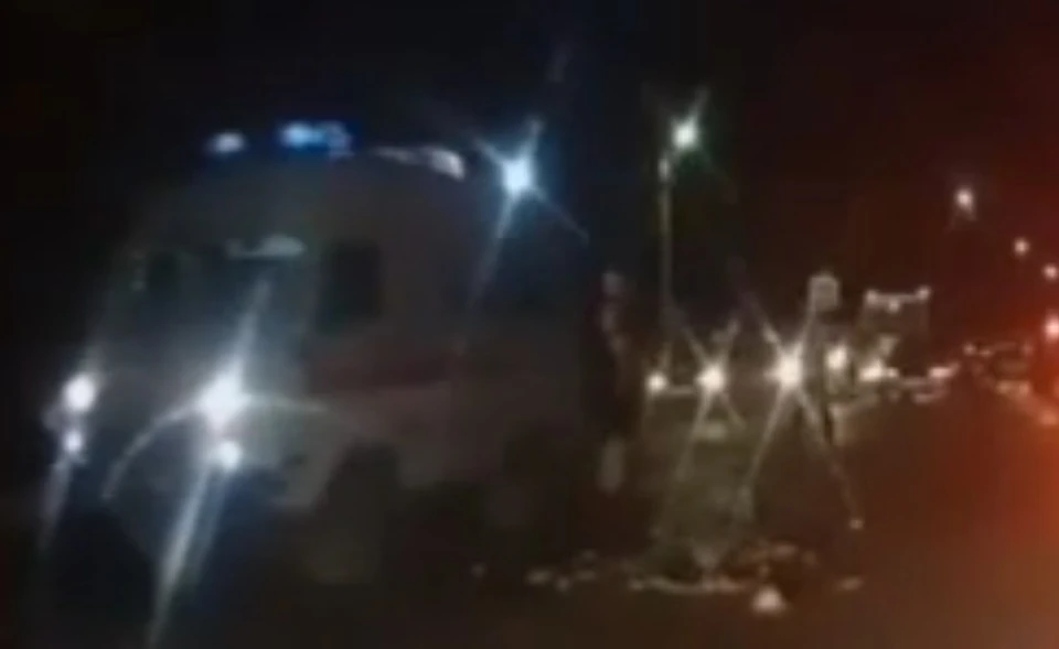 На дороге остались только разбросанные овощи.