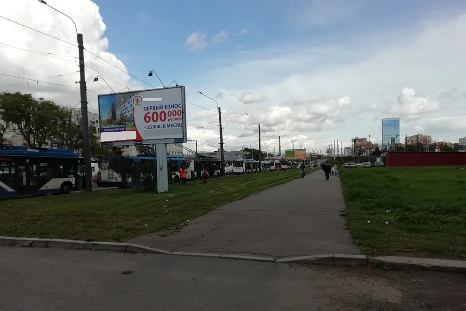 ДТП троллейбуса и такси собрало пробку на Ленинском проспекте. Фото: vk.com/spb_today