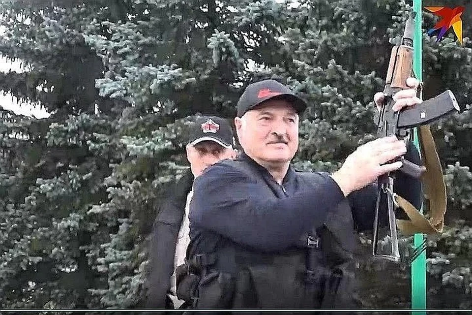 Лукашенко 23 августа с автоматом в руках ходил по своей резиденции и общался с силовиками. Фото: Telegram-канал "Пул Первого".
