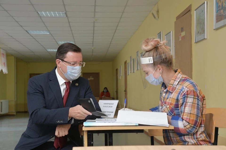 Кроме того, Дмитрий Азаров проверил, как на избирательном участке соблюдают меры безопасности. Фото: правительство Самарской области.