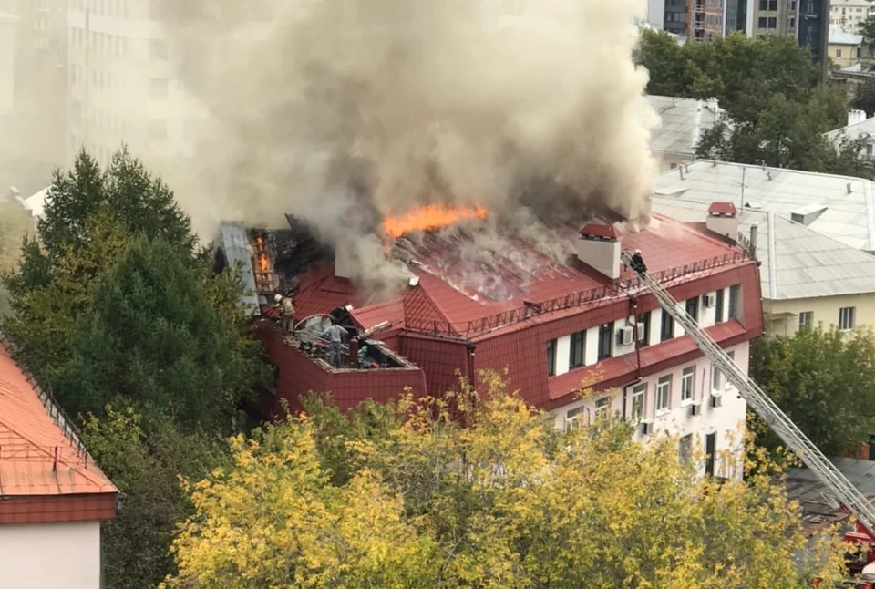 Дым поднимается от крыши здания. Фото: Ilya Upgraded, Инцидент.Екатеринбург/vk.com