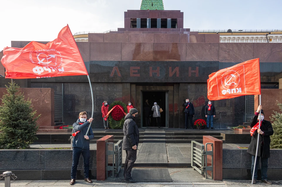 Российские коммунисты у мавзолея Владимира Ленина в 150-ю годовщину вождя пролетариата.