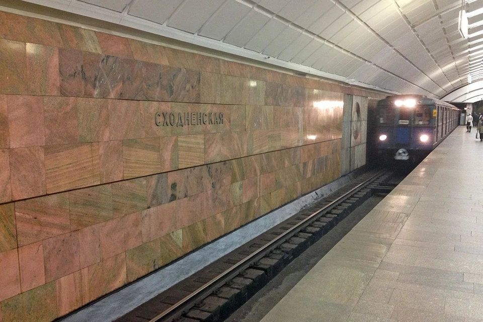 Странный случай произошёл на Таганско-Краснопресненской линии московской подземки. Несколько дней назад сотрудники станции метро "Сходненская", осуществляющие контроль за порядком, заметили на рельсах мужчину. Фото: АГН "Москва"