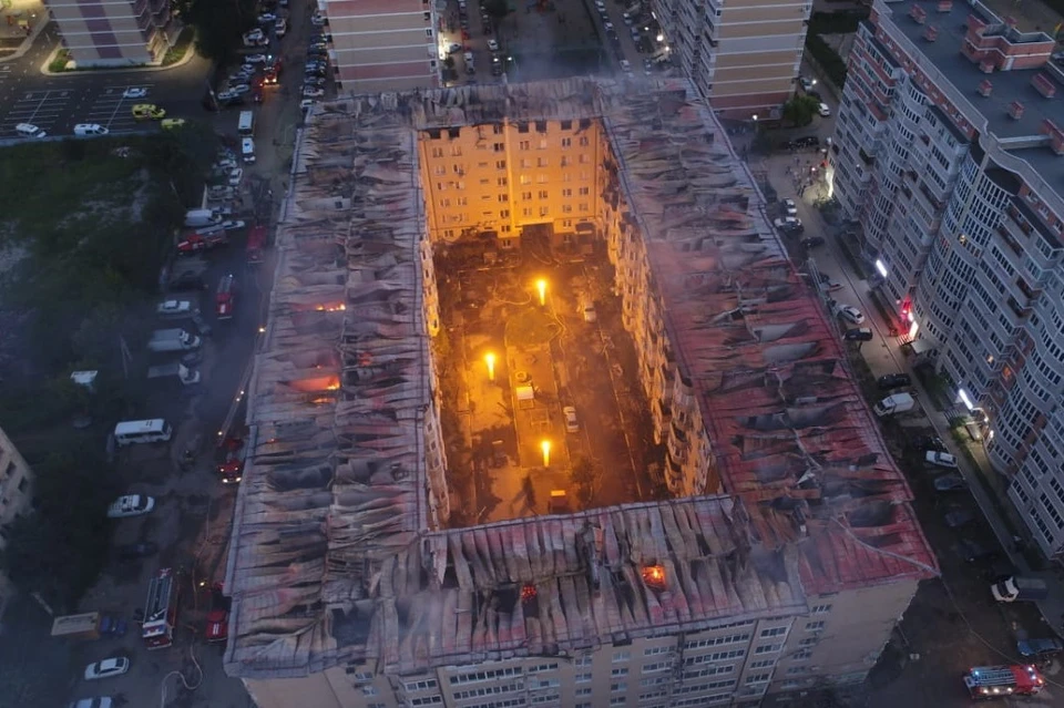 Сгорел целый этаж многоквартирного дома Фото: ГУ МЧС России по Краснодарскому краю
