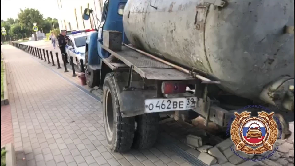 К счастью, до прохожих пьяный угонщик доехать не успел.