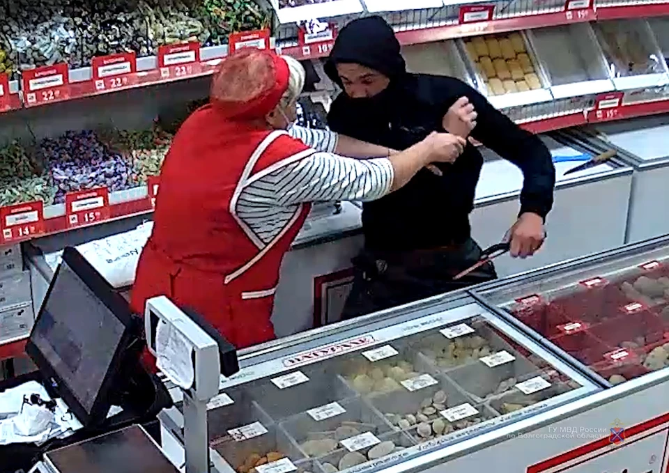 Продавщица пыталась отбиться от грабителя, но он все равно унес деньги.