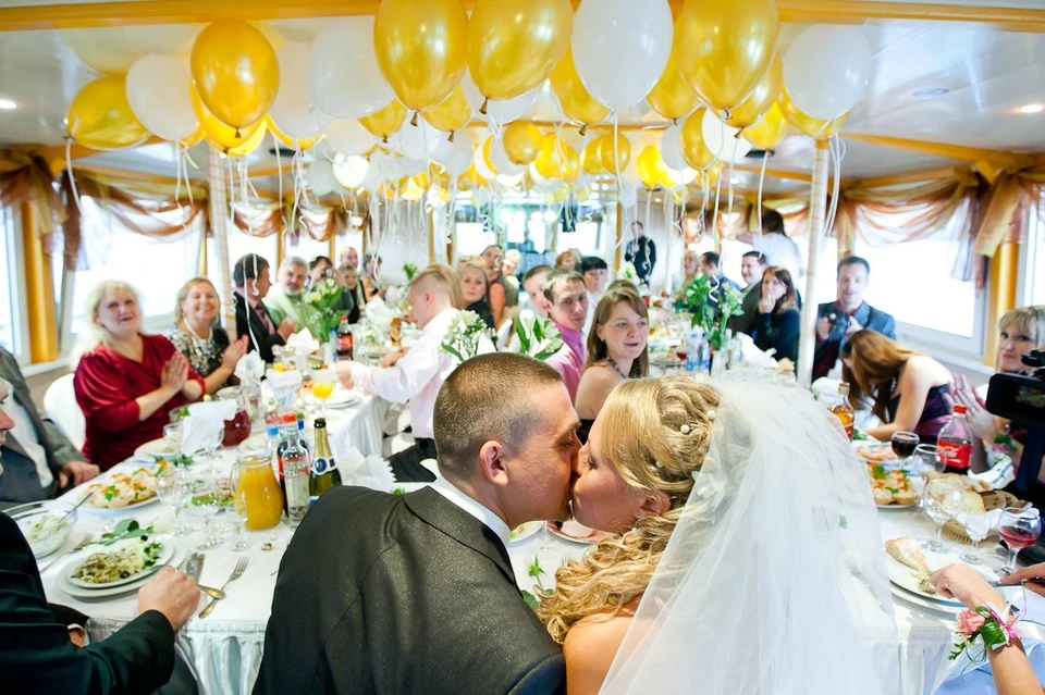 Томские молодожены теперь могут отпраздновать свадьбы, если число их гостей не выше полусотни человек.
