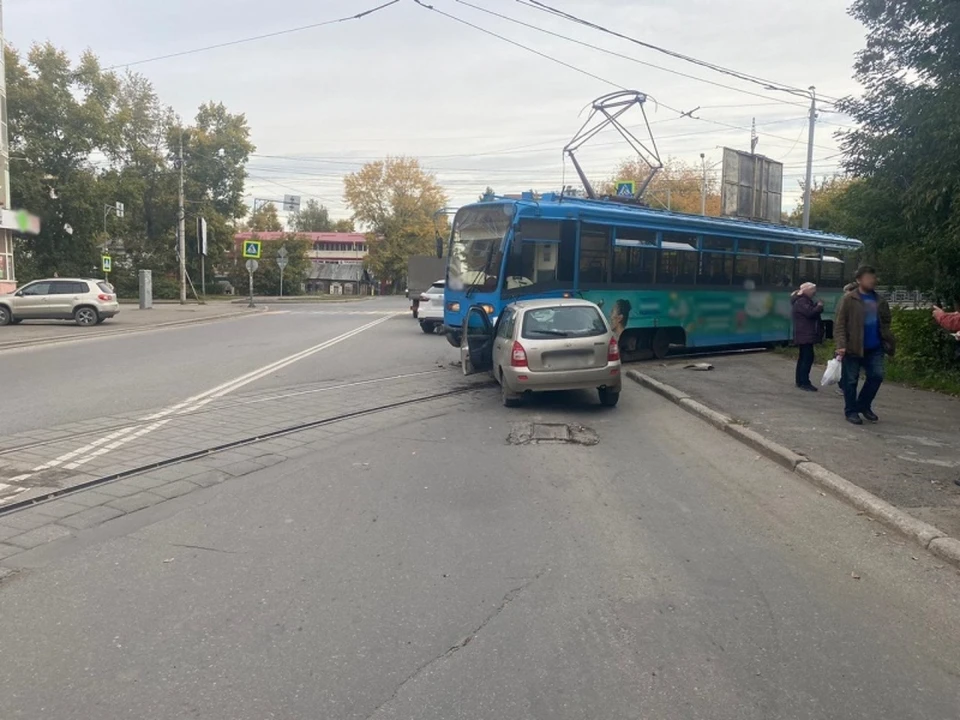 В ходе дтп столкнулось два автомобиля и трамвай пострадавших нет такая ситуация считается