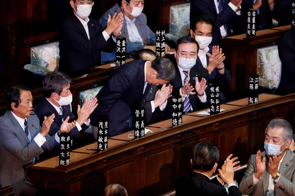 Глубокий поклон нового премьер-министра Японии Есихидэ Суги во время инаугурации.