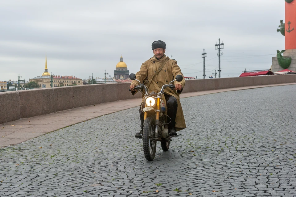Наш Печкин более современных взглядов и ездит на мотоцикле