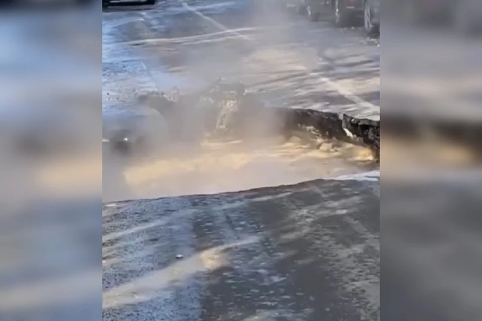 В асфальте образовалась яма, которую заполнил кипяток. Фото: стоп-кадр