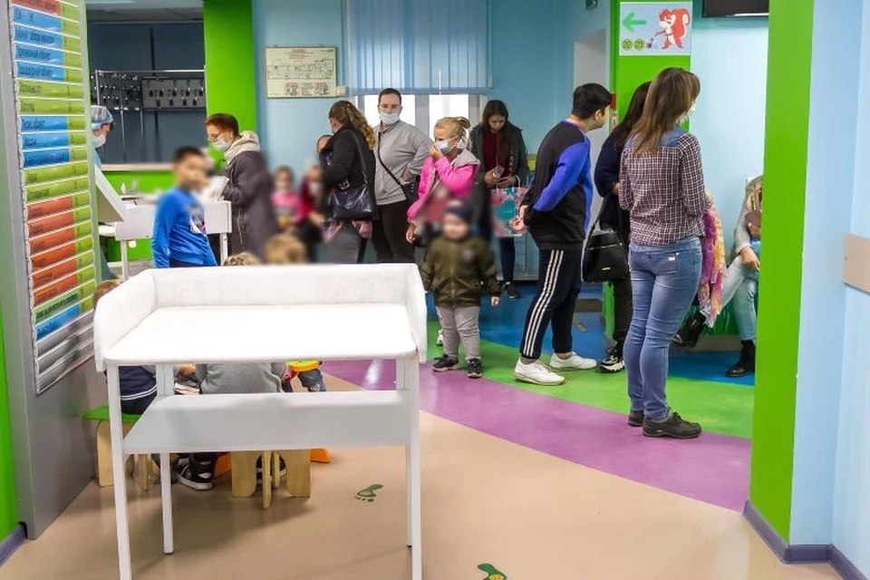 Родители стоят с детьми в очереди в поликлинике № 4 в Калуге.