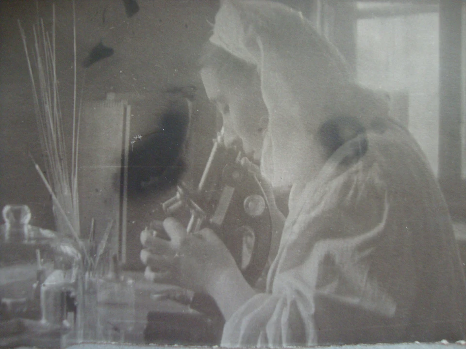 Якимова Рита за работой на противочумной станции в Куйбышеве. Фото из семейного архива