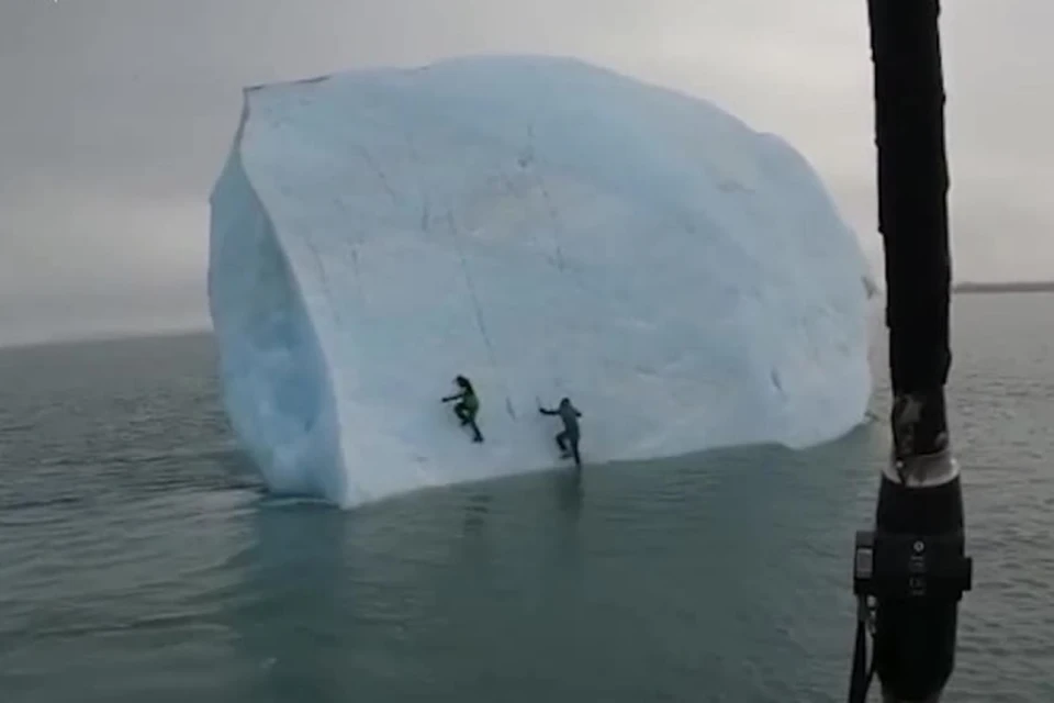 Путешественники решили покорить плавающий в океане айсберг