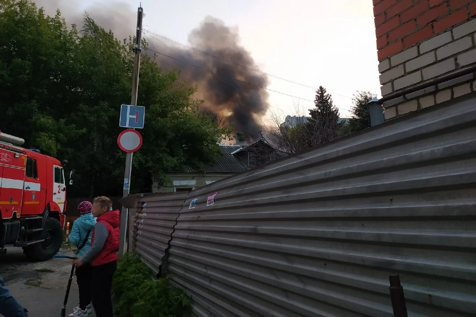 В центре Рязани вспыхнул деревянный частный дом.