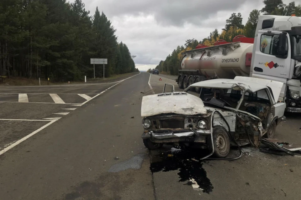 Бензовоз столкнулся с автомобилем ВАЗ под Братском.
