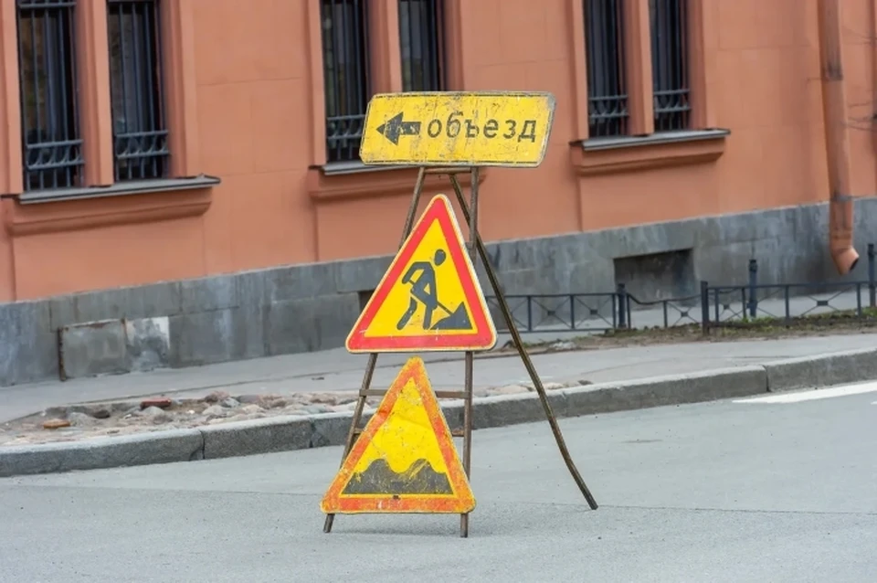 В Санкт-Петербурге с 22 сентября ограничат движение автомобилей на двух участках в нескольких районах.