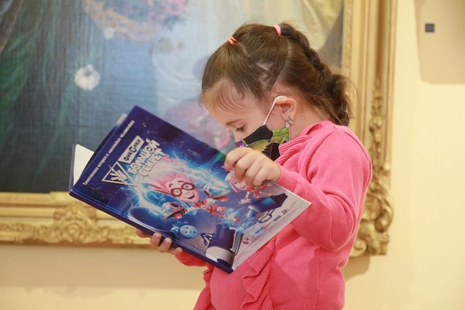 Первоклассница Настя начала читать подаренные книги прямо в музее!