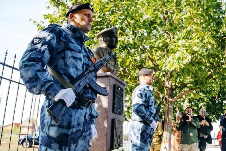 Памятник установлен по инициативе сотрудников ОМОНа