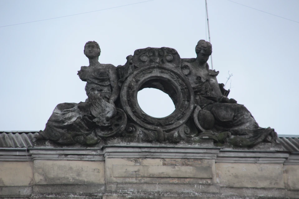 Скульптура на крыше торгового центра "Юко"
