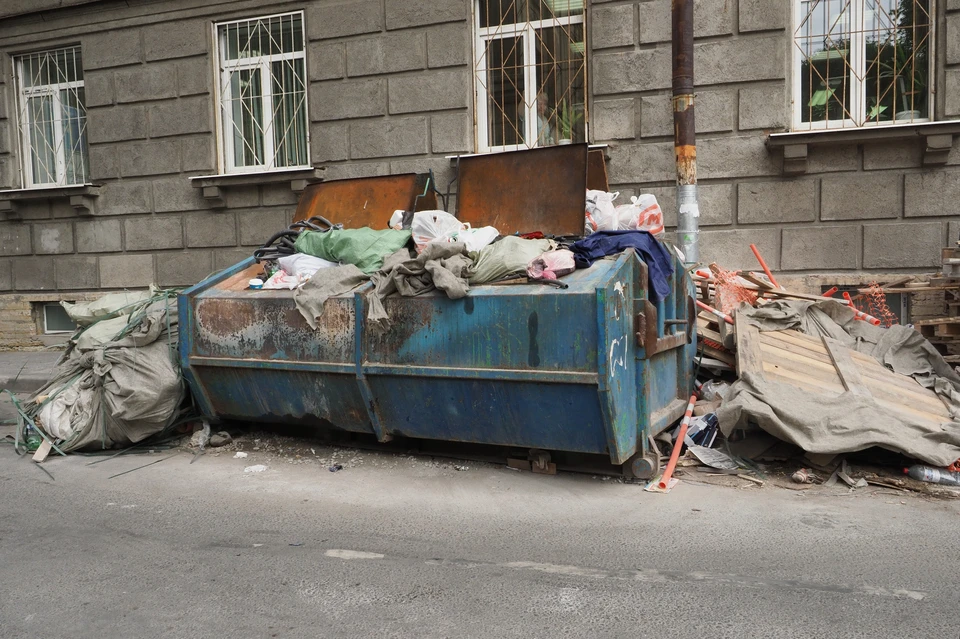 Водителей начнут штрафовать за парковку возле мусорных контейнеров в Петербурге