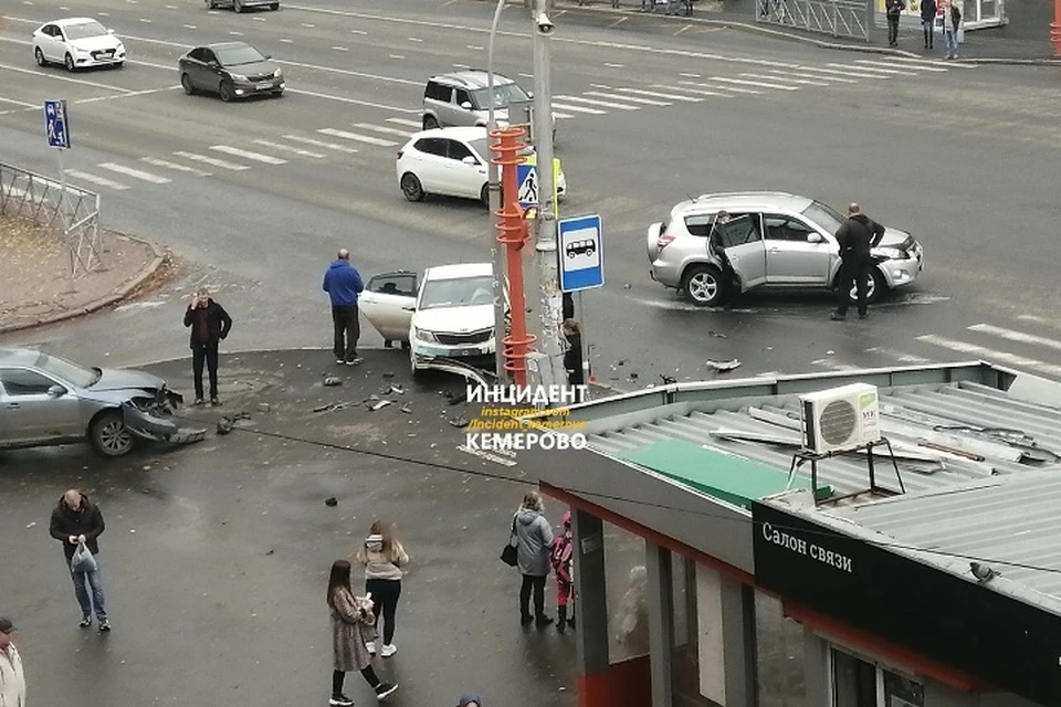 Три автомобиля столкнулись на проспекте Ленина в Кемерове. Фото: Инцидент Кемерово/ vk.com