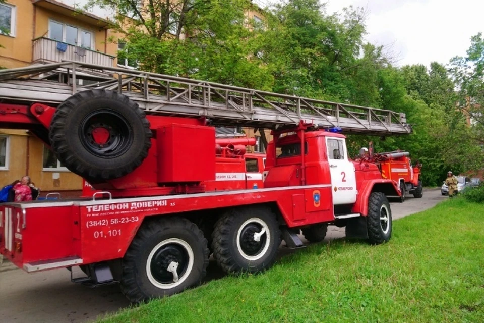 Кузбассовец с ребенком оказались в ловушке из-за горящего дивана