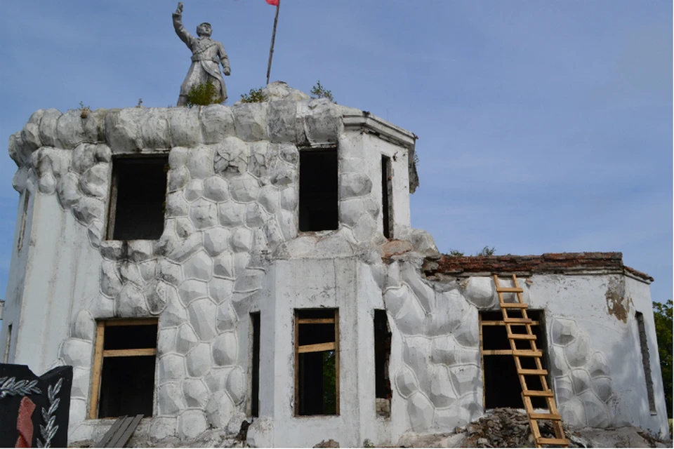 В ЕАО начали реставрировать Волочаевский мемориал