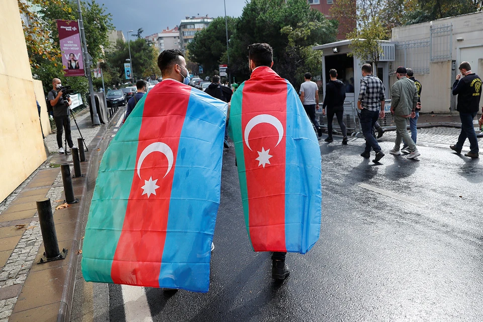 Участники пикета в поддержку Азербайджана в Стамбуле, Турция.