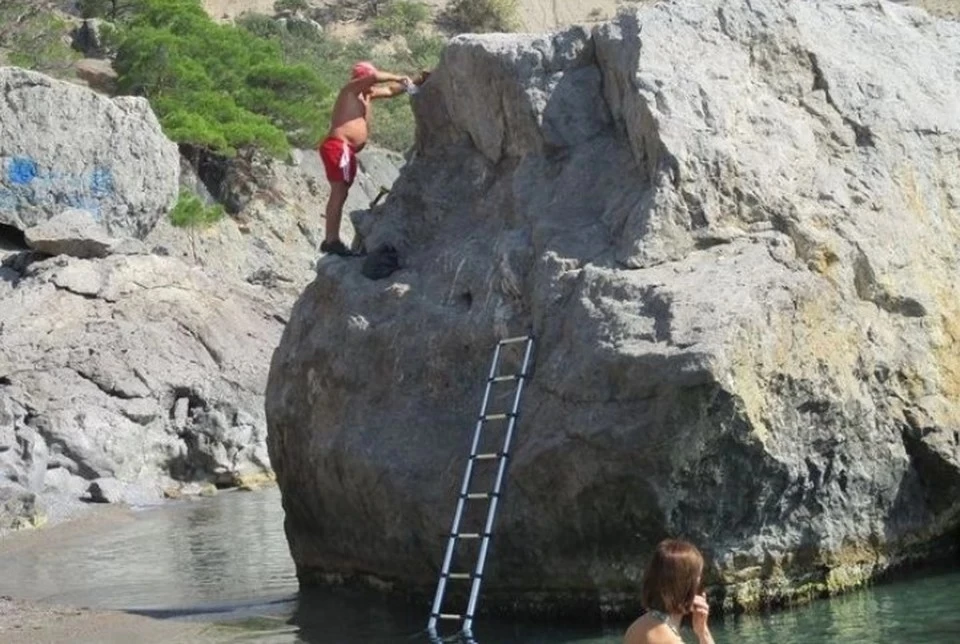 Евпаторийский турист прославился на весь Крым попыткой дать скале свое имя. Фото: "Подслушано в Судаке"