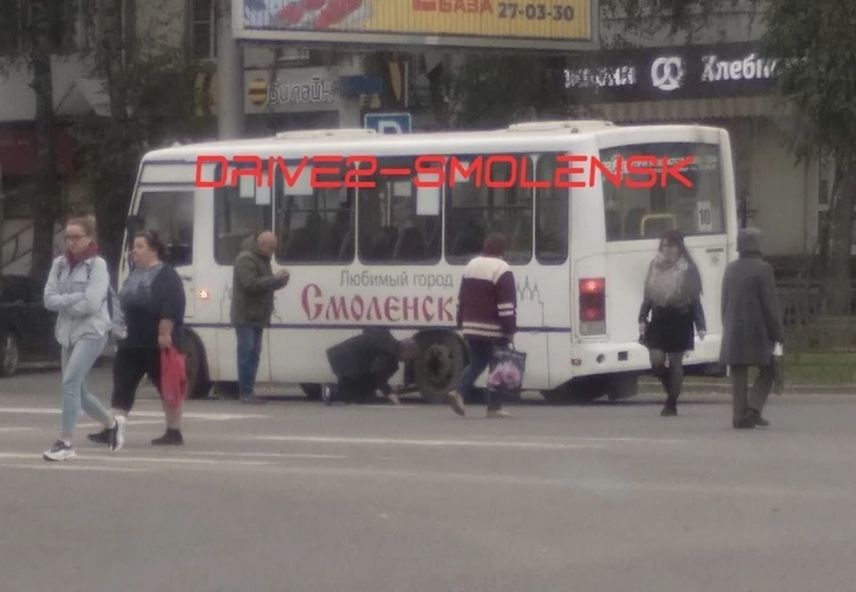 В Смоленске на улице Николаева автобус потерял колеса. Фото: ВКонтакте.