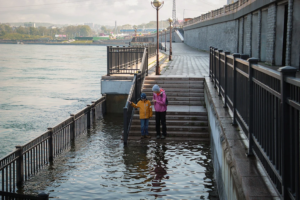 Байкал топит побережье, сброс воды с ГЭС в Иркутске увеличен.
