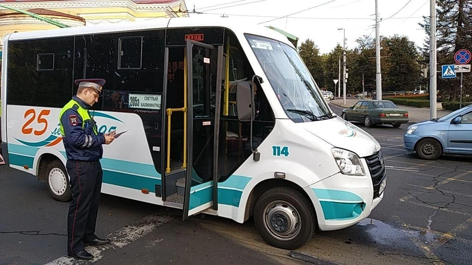 Микроавтобус, врезавшийся в "Тойоту"