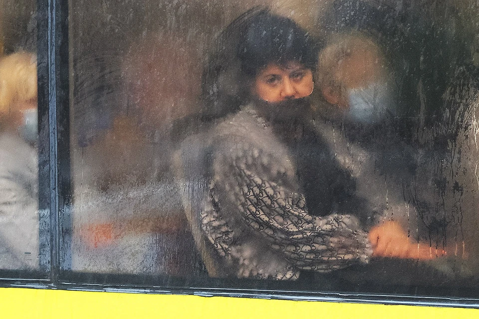 Пассажирка в киевском общественном транспорте.