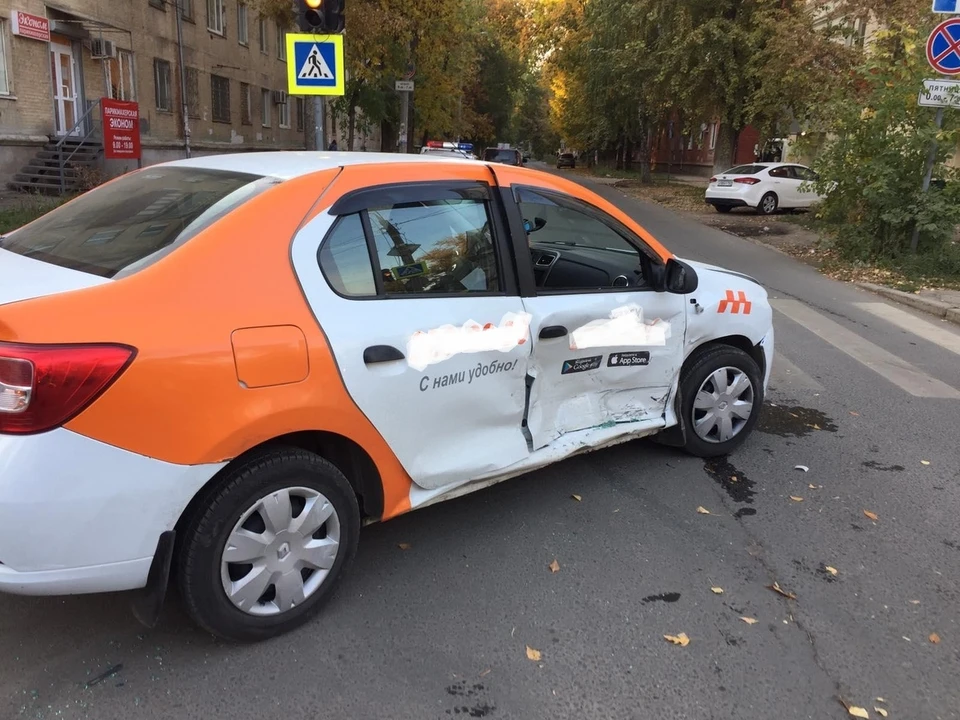 Водитель легковушки повернул на красный свет и столкнулся с такси. Фото - ГУ МВД России по Самарской области