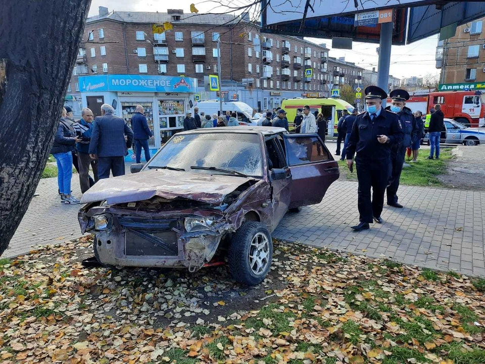 Перед тем как вылететь на тротуар, "девятка" снесла металлические ограждения. Фото: УГИБДД
